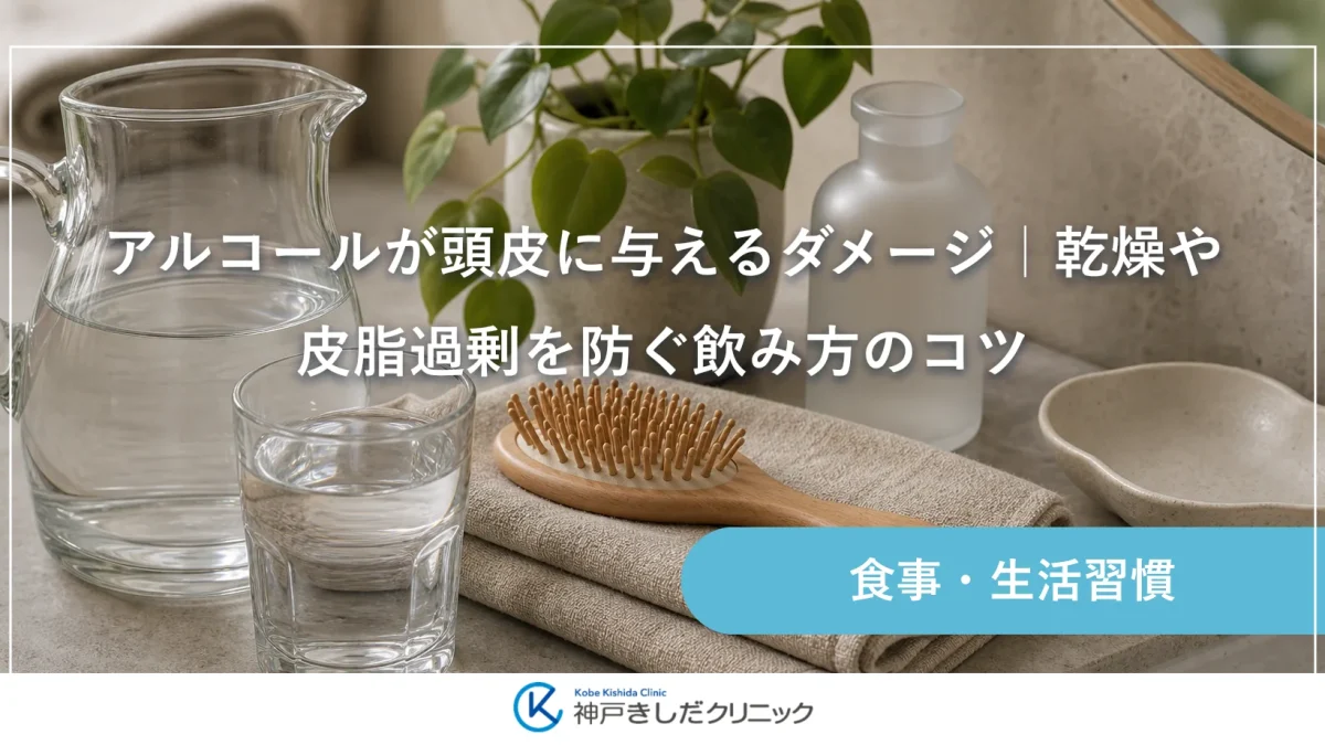 水を入れたガラスのタンブラーとたたんだリネンタオル、木のヘアブラシを並べた洗面まわりの静物イメージ