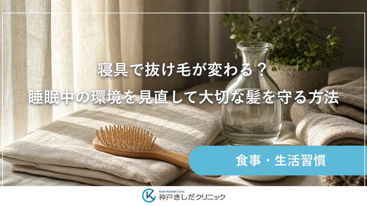 寝室の窓辺のサイドテーブルに、たたんだリネンの枕カバーと木製のブラシ、白い陶器のカップが並ぶ静かな静物イメージ