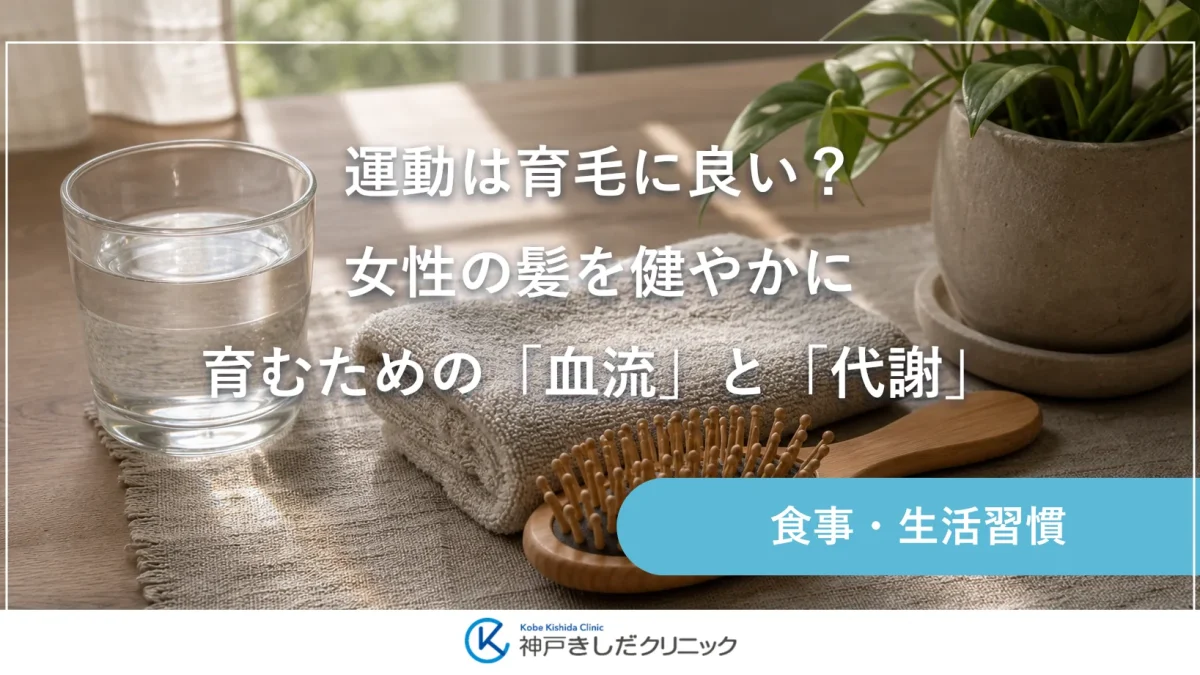 窓辺の木のテーブルに麻のマットとたたんだタオル、水を入れたガラスのコップ、木製のヘアブラシ、観葉植物が並ぶ静物イメージ