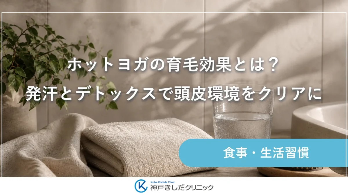 洗面台に置かれた白いタオルとヘアブラシ、水を注いだガラスのコップと観葉植物が並ぶ静かな静物イメージ