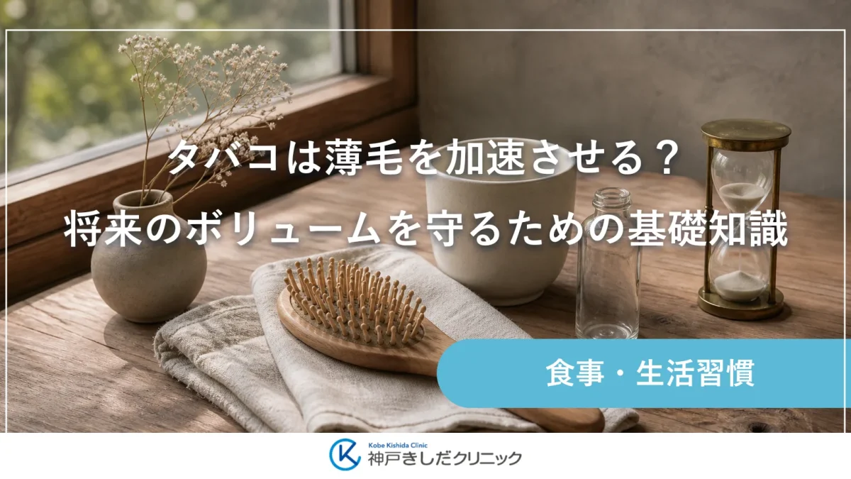 明るい窓辺の木のテーブルに置かれた白い陶器のカップと折りたたんだリネン、木製のヘアブラシ、小さな観葉植物が午後のやわらかな光に照らされている静物イメージ