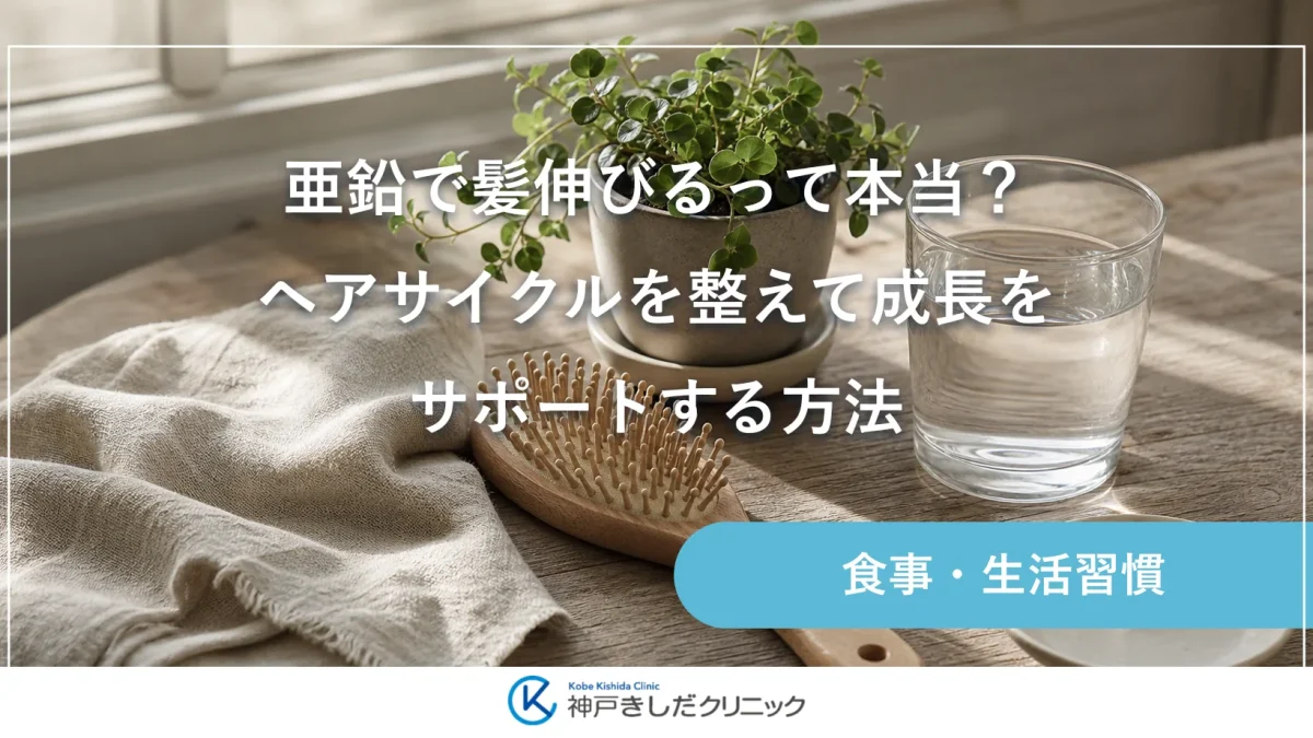 窓辺の木のテーブルに木製のヘアブラシと麻のクロス、ガラスのコップと小さな観葉植物が並ぶ静物イメージ