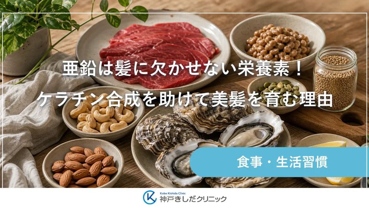 木のテーブルに並んだ生の牡蠣と赤身肉、カシューナッツやかぼちゃの種などの食材を写した明るい静物イメージ