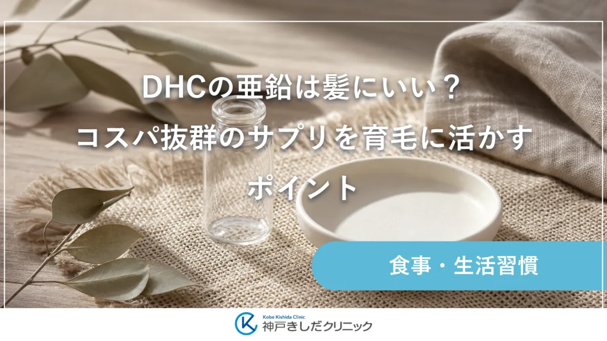 明るい室内の木のテーブルに麻のクロスを敷き、透明なガラスの小瓶と白い陶器の小皿、乾いた葉、リネンのナプキンを並べた静物イメージ