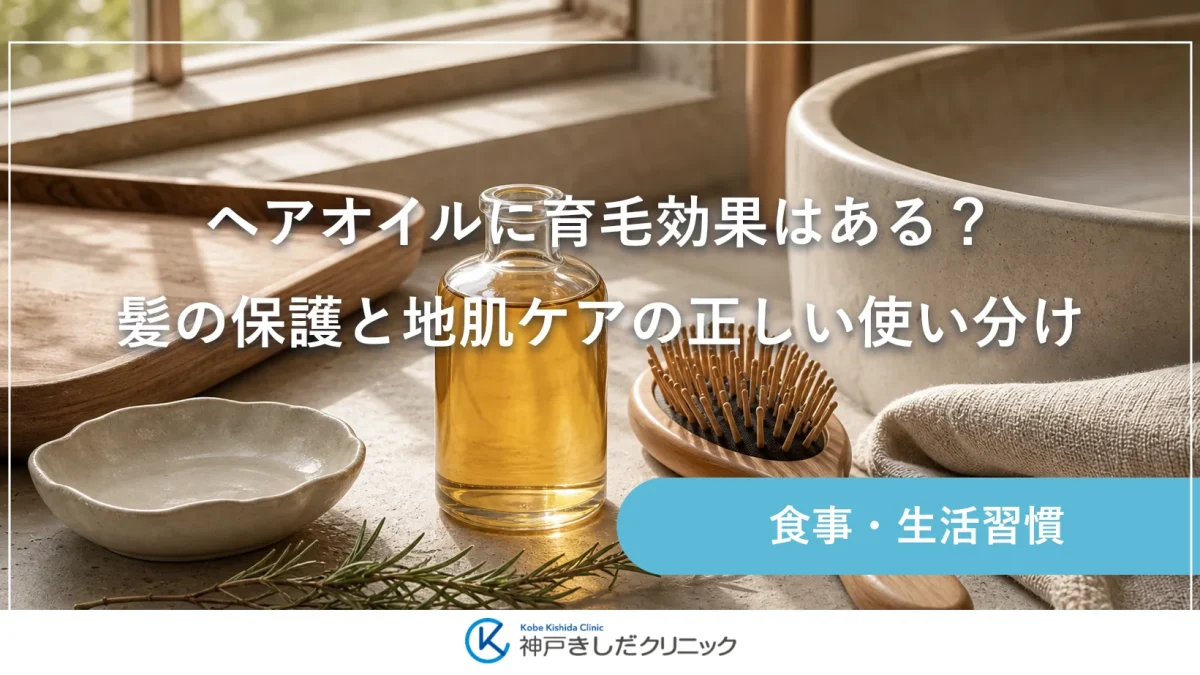 洗面台の窓辺に、澄んだ植物オイルのガラス瓶と木製のヘアブラシ、たたんだリネンのタオルが並ぶ静物イメージ