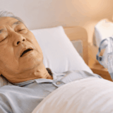 高齢者の睡眠時無呼吸症候群｜加齢で増える理由と見逃しやすい症状・治療の注意点